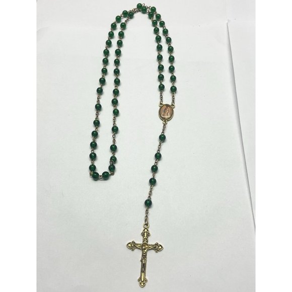 Vintage green glass gold rosary necklace - Picture 3 of 4